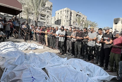 Familiares de palestinos fallecidos velan sus cuerpos en la morgue del hospital Nasser de Jan Junis, el pasado día 13.