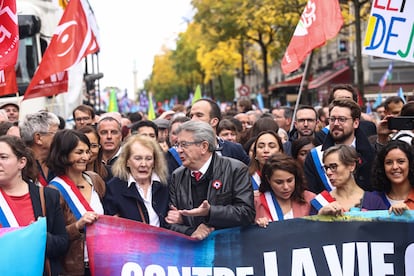 Jean-Luc Mélenchon y Annie Ernaux encabezan las manifestaciones contra Macron el 16 de octubre de 2022, en París.