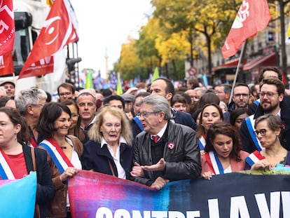 Jean-Luc Mélenchon y Annie Ernaux encabezan las manifestaciones contra Macron el 16 de octubre de 2022, en París.