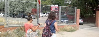 Los alumnos acceden al IES Ciudad de Jaén por caminos sin asfaltar o llenos de obstáculos.