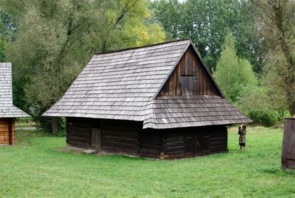 El Parque Etnográfico de Alta Silesia (muzeumgpe-chorzow.pl) es un extenso museo al aire libre que reúne muchos edificios tradicionales de madera repartidos en un terreno de 20 hectáreas. Se incluye en el aún mayor Parque Provincial de la Cultura y el Recreo, que además cuenta con un estadio, un zoológico, un parque de atracciones y un planetario. Está unos tres kilómetros de la ciudad de Katowice.