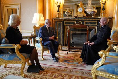 El rey Carlos III y la reina Camila, durante la audiencia con el arzobispo de Canterbury, Justin Welby, en el palacio de Buckingham de Londres este sábado.