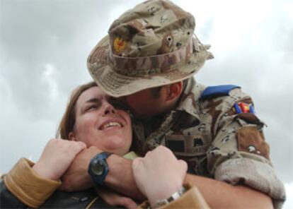 Un soldado abraza a su mujer tras aterrizar en Torrejón.