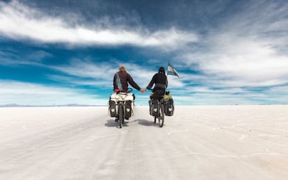 Dos cicloturistas recorriendo el salar de Uyuni, en Bolivia. 