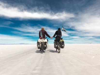 Dos cicloturistas recorriendo el salar de Uyuni, en Bolivia. 