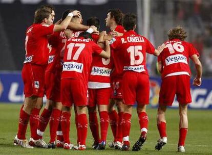 El Sporting abraza al autor del gol del equipo gijonés