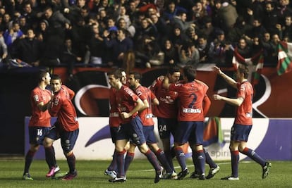 Los jugadores de Osasuna celebran el gol de Sola.