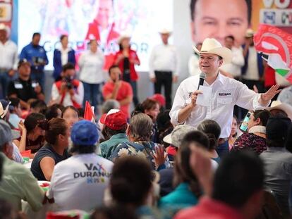 Esteban Villegas, candidato de la coalición Va por Durango (PRI-PAN-PRD), en un acto de campaña.