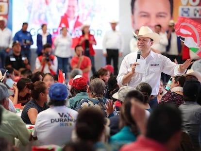 Esteban Villegas, candidato de la coalición Va por Durango (PRI-PAN-PRD), en un acto de campaña.