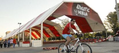 Carpa del Athletic de Bilbao cerca del Puente del Rey.