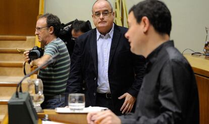 Hasier Arraiz (EH Bildu) en el pleno esta ma&ntilde;ana y Joseba Egibar (PNV) entrando al hemiciclo