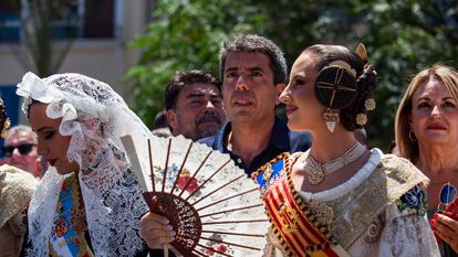 El presidente de la Generalitat Valenciana, Carlos Mazón, entre la Bellea del Foc y la Fallera Mayor antes del comienzo del disparo de la mascletà del sábado.