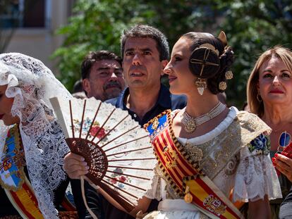 El presidente de la Generalitat Valenciana, Carlos Mazón, entre la Bellea del Foc y la Fallera Mayor antes del comienzo del disparo de la mascletà del sábado.