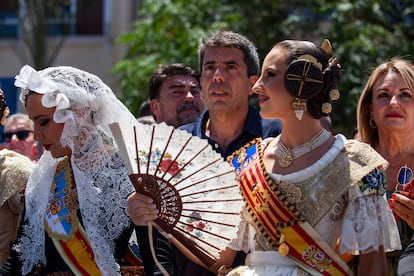 El presidente de la Generalitat Valenciana, Carlos Mazón, entre la Bellea del Foc y la Fallera Mayor antes del comienzo del disparo de la mascletà del sábado.