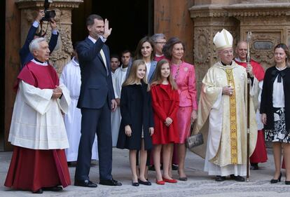 Última aparición de la infanta Sofía el pasado Domingo de Resurección en Mallorca acompañada de su hermana, la princesa Leonor, la reina Sofía y los Reyes.