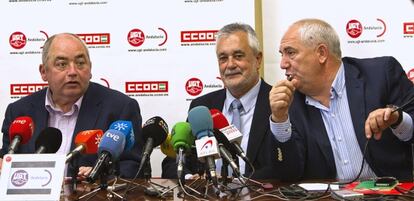 Manuel Pastrana (UGT), José Antonio Griñán y Francisco Carbonero (CC OO), el pasado 12 de abril.