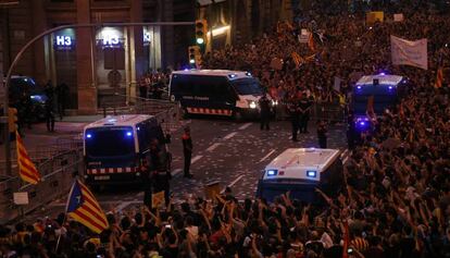 Protesta contra les càrregues policials a Barcelona.