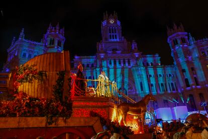 El Rey Melchor durante la Cabalgata de los Reyes Magos este viernes en Madrid.
