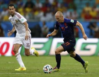 Robben se marcha de Busquets y Xabi Alonso