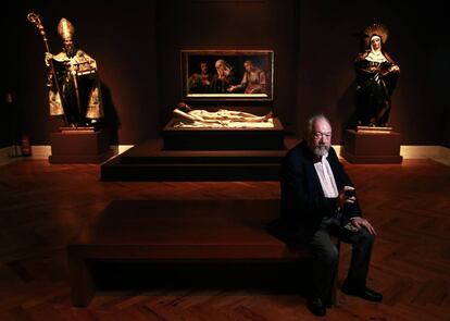 El comisario Fernando Checa, delante del conjunto de la Sala Capitular de la Encarnación, con el 'Cristo yacente', de Gregorio Fernández.