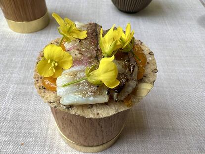 Aletas de gallo con yema curada y 'shiso'. J.C. CAPEL
