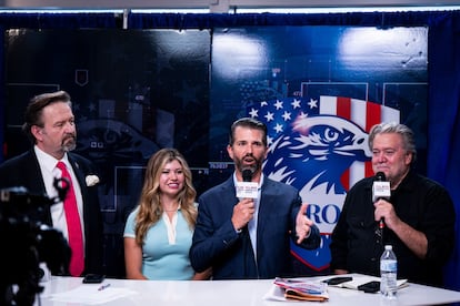 El evento, considerado como el Woodstock de los ultraconservadores estadounidenses, tiene como principal atractivo la presencia de algunas de las caras más importantes del Partido Republicano. En la imagen, el vicepresidente ejecutivo de Trump Inc., Donald Trump Jr., habla en compañía de Sebastian Gorka, exasistente adjunto del presidente de los Estados Unidos, y Steve Bannon, exasesor de Donald Trump, durante una conferencia en la CPAC.