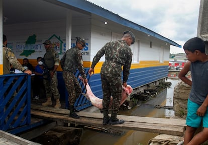 Un grupo de soldados transporta pescado incautado en Atalaia do Norte, durante la búsqueda de Phillips y Pereira. Su desaparición ha ocurrido en el valle de Yavarí, que alberga la mayor concentración de indígenas aislados del mundo pero también es una zona plagada de cazadores y pescadores furtivos, narcotraficantes, madereros y mineros ilegales.