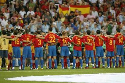 Los jugadores españoles escuchan el himno antes del partido ante Túnez.
