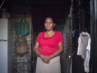Zenaida Candía Espinobarros, en la cocina de su casa de Iguala, Guerrero.