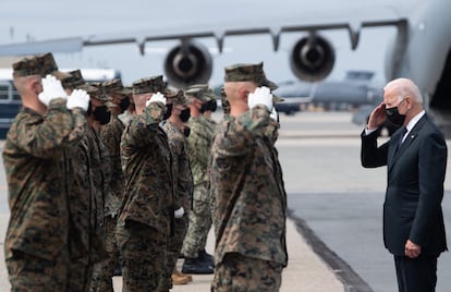 presidente Joe Biden saluda a militares en Afganistán