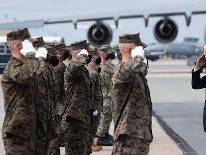 El presidente Joe Biden saluda a un grupo de militares, este domingo, en la base estadounidense de Dover (Delaware).