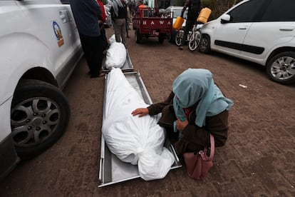 Una mujer junto al cadáver de un familiar muerto durante los ataques israelíes sobre Jan Yunis, este martes en la morgue del hospital Nasser. 