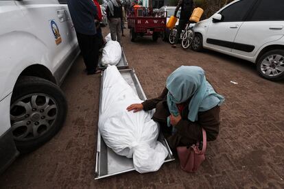 Una mujer junto al cadáver de un familiar muerto durante los ataques israelíes sobre Jan Yunis, este martes en la morgue del hospital Nasser.