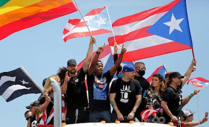 Residente, Bad Bunny y Ricky Martin, durante una manifestación tras la dimisión de Ricardo Rosselló.