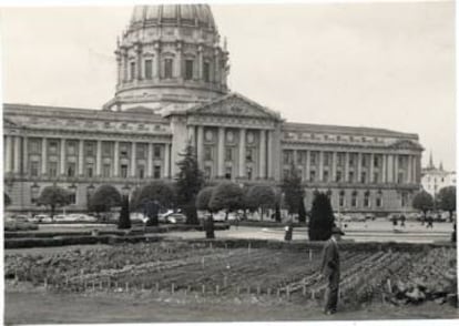 Huerto urbano frente al Ayuntamiento de San Francisco durante la Segunra Guerra Mundial.