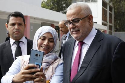 El presidente de Marruecos y líder del Partido Justicia y Desarrollo (PJD) posa junto a una seguidora el 7 de octubre, día las elecciones legislativas.