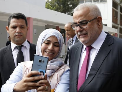 El presidente de Marruecos y l&iacute;der del Partido Justicia y Desarrollo (PJD) posa junto a una seguidora el 7 de octubre, d&iacute;a las elecciones legislativas.
 