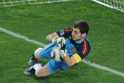 Casillas detiene el penalti lanzado por Cardozo.