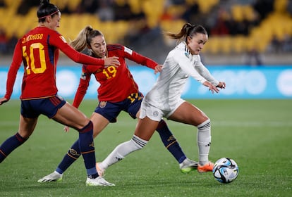 Las españolas Olga Carmona y Jennifer Hermoso intentan quitar el balón a la jugadora de Costa Rica Melissa Herrera. 