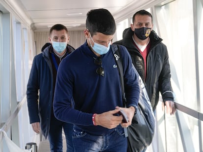 Novak Djokovic, este lunes a su llegada al aeropuerto de Belgrado.