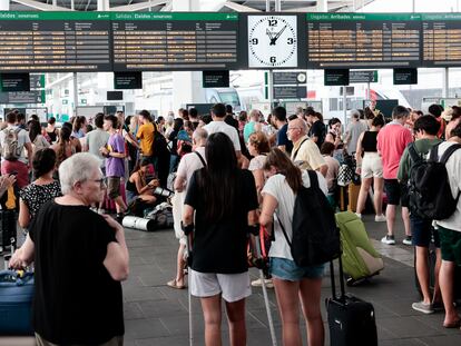 Viajeros esperando en la estación de Valencia Joaquín Sorolla el domingo 23 de julio tras una incidencia en la línea de alta velocidad con Madrid.