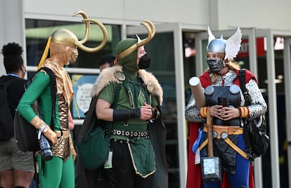 Personas disfrazadas de Loki y Thor acuden a la edición 2022 de la Comic Con.