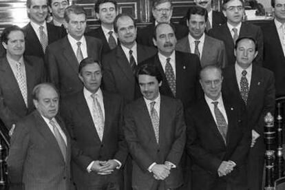 El último debate de las autonomías, en 1997. En primer plano, Pujol, Aznar y Fraga, con el resto de presidentes.