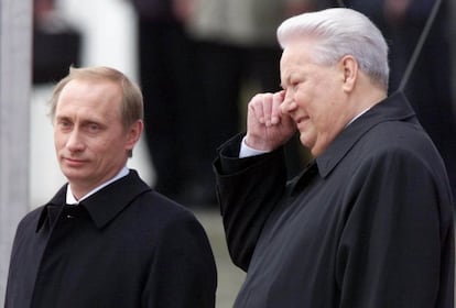 Vladimir Putin presta el juramento presidencial el 7 de mayo de 2000 con Boris Yeltsin como espectador central.