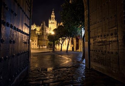 La catedral de Sevilla vista desde el patio de las Banderas.