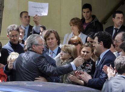 Funcionarios y amigos de Baltasar Garzón, entre ellos los jueces Santiago Pedraz y Fernando Andreu, se acercan para dar un abrazo al juez, en el exterior de la Audiencia Nacional.