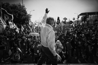 Andrés Manuel López Obrador saluda a sus simpatizantes en el que fue su primer mitin del día en la ciudad de Los Cabos, Baja California Sur.