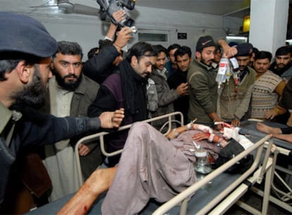 Un herido en el atentado es trasladado a un hospital de Peshawar.