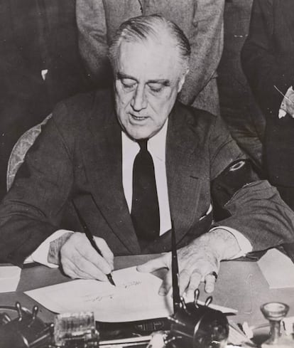 El presidente estadounidense, Franklin Delano Roosevelt, firma la declaración de guerra a Japón el 8 de diciembre de 1941 en Washington DC, dando pié a la entrada de Estados Unidos en la II Guerra Mundial.