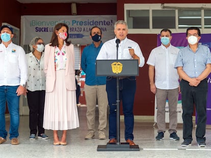 Iván Duque junto a funcionarios de su Gobierno durante la primera jornada de vacunación contra la covid, en Sincelejo.